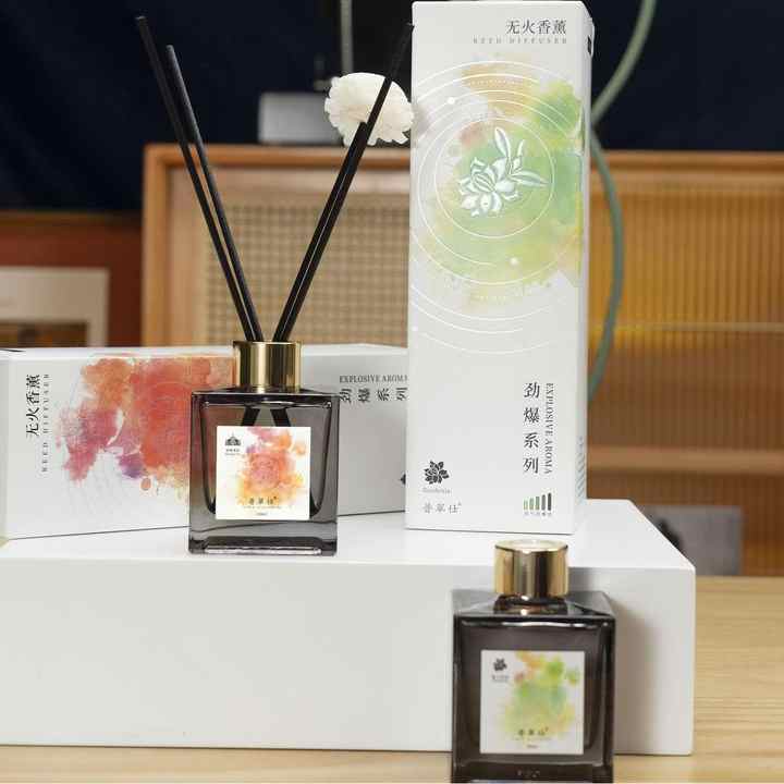 Square Glass Bottles Diffuser Metal Wood Customized Labels Gardenia ...