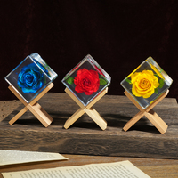 Décoration de fleurs ravissantes, rose 3D réelle préservée dans un bloc de résine de 5 cm, cadeaux délicats pour Noël et la Saint-Valentin
