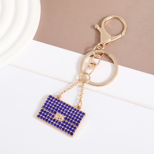 Llavero de Aleación con Incrustaciones de Diamantes Estilo K, Colgante de Moda para Bolsos con un Toque Metálico de Lujo - Product Image 6