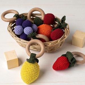 Hochet pour bébé en crochet, <span class=keywords><strong>anneau</strong></span> <span class=keywords><strong>de</strong></span> <span class=keywords><strong>dentition</strong></span> doux et ludique en forme <span class=keywords><strong>de</strong></span> fruits d'été (<span class=keywords><strong>Fraise</strong></span>, Citron, Myrtille, Raisin) - Product Image 1