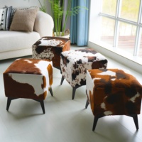 Pouf carré en similicuir avec structure en bois, repose-pieds moderne pour changer de chaussures, idéal pour salon, chambre et entrée