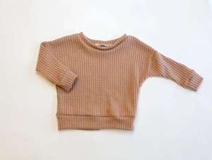 Ensemble de vêtements personnalisés pour bébé : ensemble gaufré pour bébés et enfants, comprenant un pantalon court, un pull oversize, un bonnet souple et un nœud. - Product Image 6
