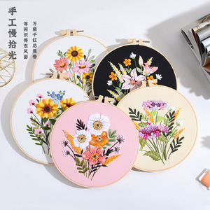 Juego de materiales de <span class=keywords><strong>bordado</strong></span> DIY de 20cm, <span class=keywords><strong>kit</strong></span> de <span class=keywords><strong>bordado</strong></span> floral colorido con diseño de <span class=keywords><strong>flores</strong></span>, ramo atemporal para decoración del hogar - Product Image 1