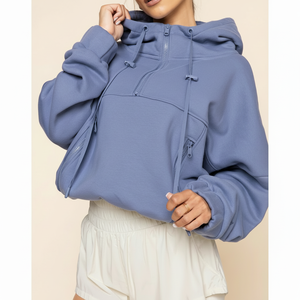 เสื้อครอปแบบมีฮู้ดสำหรับออกกำลังกายของผู้หญิงเสื้อสเวตเตอร์ลำลองมีเชือกผูกคอโลโก้พิมพ์ลายโลโก้ - Product Image 1