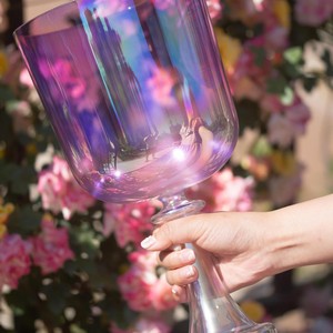 Bol chantant en cristal transparent violet Cosmic Light, Grail sacré avec marteau, instrument de guérison sonore - Product Image 2