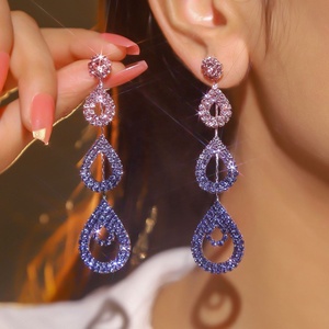 Boucles d'oreilles pendantes géométriques de luxe européennes et américaines en forme de goutte d'eau creuse pour femmes, super scintillantes, avec strass - Product Image 1