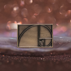 Spilla Geometrica Creativa in Lega Dipinta con Numeri di Fibonacci e Proporzione Aurea, Accessorio Unisex per Zaino, Regalo - Product Image 3
