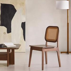 Chaise de salle à manger en bois massif avec dossier en rotin, finition noyer noir, pour utilisation en salle à manger - Product Image 1