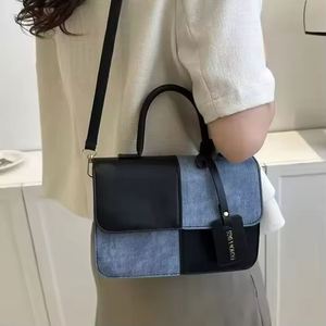 Bolsa de mimbre artesanal hecha con paja de jazmín de agua, ideal para mujeres en verano, perfecta para usar al hombro o en la playa. - Product Image 3