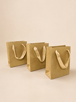 Sac en papier rose à soufflets Beaute Cosmetics avec poignées en ruban noir, impression offset, recyclable, style luxe