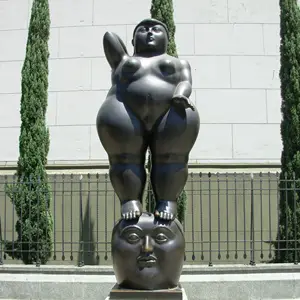 การทำสำเนาโบราณวัตถุหล่อ Fernando Botero Bronze Fat Lady ผู้หญิงยืนบนหัวประติมากรรม