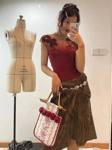 T-shirt Vintage con Stampa Floreale a <span class=keywords><strong>Collo</strong></span> <span class=keywords><strong>Alto</strong></span> Senza Maniche in Rosso Sfumato, Maglietta a Maniche Corte in Maglia per <span class=keywords><strong>Donna</strong></span>, Top Corto con Dettagli - Product Image 5