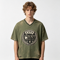 T-shirt Streetwear Dirty Spray avec Badge Urbain, Graphisme Vintage, Vert Olive Délavé, Coton Épais, Ourlet Effiloché pour Homme