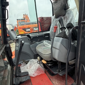 Excavatrice sur chenilles Doosan DX60 d'occasion, modèle 2023, moteur YANMAR, mini-pelle, faible nombre d'heures de travail, bon état pour moteur et boîte de vitesses - Product Image 5