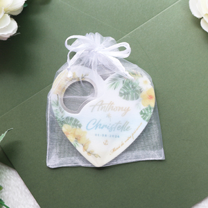 Apribottiglie Magnetico Personalizzabile in Acrilico con Cuore Floreale Tropicale e Palma, Bomboniera per Matrimonio con Sacchetto in Organza - Product Image 5