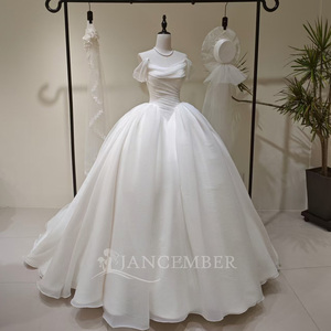 Robe de mariée LY116 moderne et classique avec volants aux épaules, longue, à motifs floraux, appliques en cristal, traîne chapelle, en tissu dentelle pour femme - Product Image 1