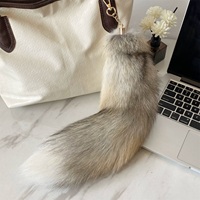 Vente en gros usine : Porte-clés en fourrure de renard naturelle bleu argenté avec croix solaire, pendentif queue de renard moelleux de haute qualité pour décoration de sac et cosplay