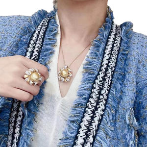 Nuevo Collar de Lino Genuino de Agua Dulce de la Serie Gris Plateado Refrescante de 9-10 mm con Colgantes y Dijes de Diamantes, Ligeras Imperfecciones - Product Image 5