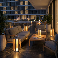 Lanterne solaire LED ronde en teck pour extérieur, étanche IP65, en stock, pour restaurant, spa, jardin.