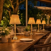 Lampe de table sans fil rechargeable en bambou naturel avec abat-jour en rotin pour hôtels et restaurants de villégiature