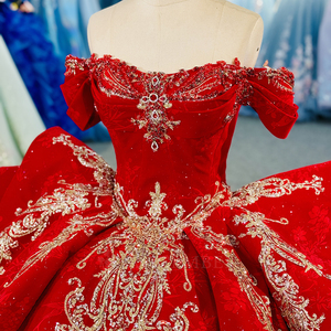 Robe de bal longue rouge Quinceañera Dy6980 avec dentelle dorée, appliques florales, volants, épaules dénudées et traîne chapelle pour anniversaire - Product Image 2