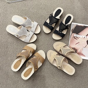Nouvelles sandales compensées kaki pour femme 2026, avec boucle métallique, motif floral ajouré, rivets et plateforme à bout ouvert - Product Image 5