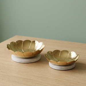 Assiettes décoratives en métal doré en forme de fleur, faites à la main, polies, style glamour - Product Image 6