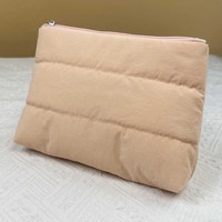 Trousse de maquillage gonflée avec logo personnalisé Trousse de toilette légère Trousse cosmétique en nylon matelassé avec fermeture éclair pour rouge à lèvres pelucheux