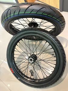 ชุดล้อซูเปอร์โมโต Surron Light Bee X ขนาด <span class=keywords><strong>17</strong></span> นิ้ว สีเงิน <span class=keywords><strong>ขอบ</strong></span>ล้ออัลลอยด์ CNC อโนไดซ์ ขนาด <span class=keywords><strong>1.60</strong></span> 2.15 พร้อมยาง LBX Street Slick สำหรับเพิ่มประสิทธิภาพการขับขี่ - Product Image 5