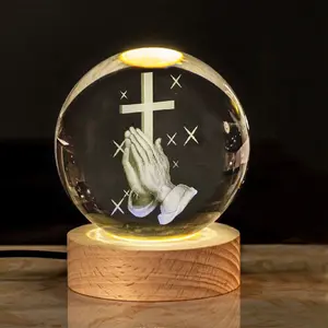 Honneur de cristal croix cristal globe K9 galaxie astronaute lumineux 3d Art boule de cristal verre veilleuse lampe de Table pour chambre