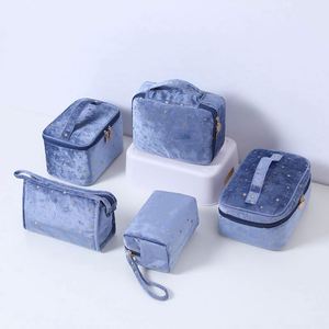 Échantillon Gratuit 2024 Nouvelle Trousse de Maquillage de Luxe de Haute Qualité avec Logo Personnalisé, Sac de Voyage à Fermeture Éclair avec Pompon, Trousse de Maquillage Portable en Velours - Product Image 2
