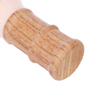 Cepillo de pelo de madera maciza con cerdas, forma redonda tipo pala, para uso en salón de belleza y barbería. - Product Image 4