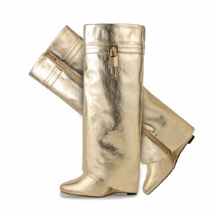 <span class=keywords><strong>Stivali</strong></span> Alti al Ginocchio da <span class=keywords><strong>Donna</strong></span> di Marca Famosa con Tacco a Zeppa, Design Personalizzato in Ecopelle Metallizzata con Lucchetto - Product Image 1