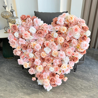 Mur de fleurs artificielles blanches pour chambre à coucher, environ 8x8 pieds, avec ballons colorés en soie flottant à l'extérieur pour créer des décors scintillants