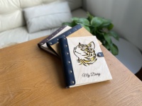Carnet de notes en contreplaqué ajouré, style occidental classique, motif chat sculpté, gravure graphique personnalisée, cadeau d'anniversaire et de remise de diplôme.