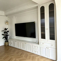 Meuble TV intégré moderne de style français avec tiroirs encastrés et boutons dorés pour la maison