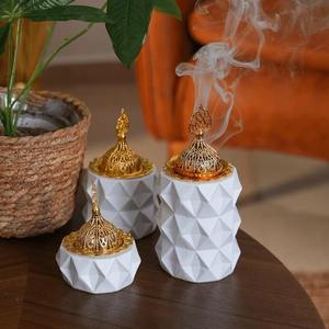 Brûleur à encens Bakhoor moderne en laiton, finition blanc et or, pour la maison, tendance, en métal aromatique, forme oud arabe, brûleur à charbon - Product Image 6