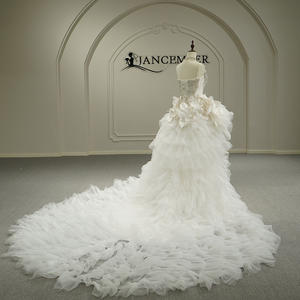 Vestido de Novia Moderno Estilo Sirena con Volantes y Flores, Modelo GT26043, con Cola de Capilla, Decoraciones de Encaje y Cristales, y Sobrevestido - Product Image 3