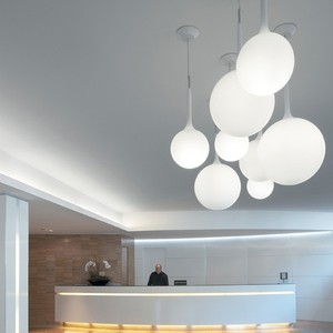 Lámpara Colgante de Bola de Cristal Blanco Leche de Alta Calidad con Cabezal Único de Hierro, Altura Ajustable, para Instalación en Proyectos de Comedores y Restaurantes - Product Image 1