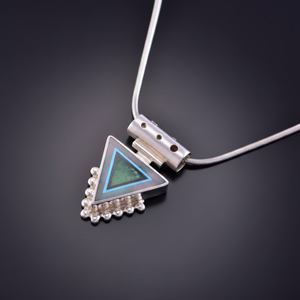 Colgante triangular con incrustaciones de Benson Manygoats Colgante de Plata de Ley 925 - Product Image 1