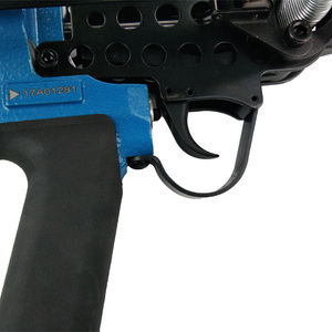 Pistola Neumática Tipo C para Anillos de Cerdo y Grapadora de Aire Azul de Grado Industrial y Bricolaje para Sujeción y Agrupación - Product Image 5