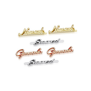 Kledingaccessoires op maat gemaakte metalen kledinglogo's <span class=keywords><strong>labels</strong></span> naamplaatjes naai metalen kledinglabel plaatjes voor kleding zwemkleding - Product Image 1