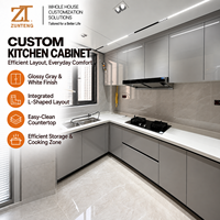 Meuble de cuisine sans poignées, gris brillant, configuration d'angle avec unités murales complètes pour projets de rénovation d'appartements et de condos modernes
