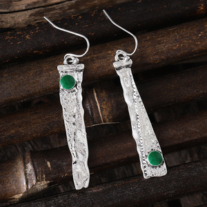 Orecchini pendenti vintage curvi e dentellati con pietra verde, stile gotico, da donna - Product Image 2