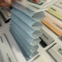 Tissu pour stores alvéolaires non tissé Spunlace semi-occultant imperméable bleu clair 25 mm sur mesure