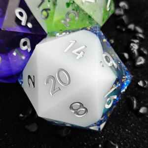 Feeron Quicksand – Ensemble de 7 dés à 20 faces en résine de 55 mm avec noyau liquide pour D&D, logo personnalisé, pour jeux de rôle, bords tranchants - Product Image 2