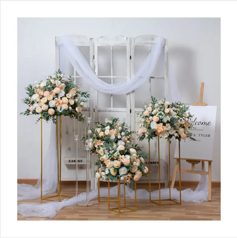 結婚式の花の弓の装飾家のための金の燭台クリスタルセンターピース