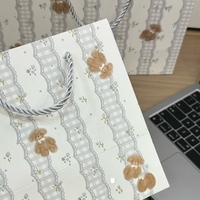 Sac cadeau en papier kraft brun biodégradable et écologique personnalisable, impression couleur, logo en relief, logo privé pour chaussures