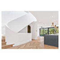 Escalier en colimaçon en bois massif avec marches courbes, garde-corps rétro pour la décoration intérieure