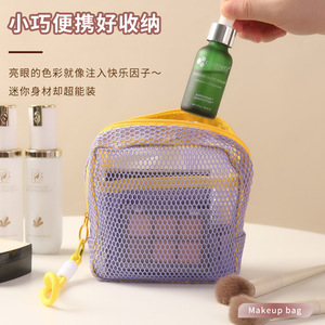 กระเป๋าแต่งหน้าตาข่ายขนาดเล็กแบบพกพาสำหรับจัดเก็บอุปกรณ์อาบน้ำและเครื่องสำอางพร้อมหูหิ้วหลากสีสำหรับการเดินทาง - Product Image 5